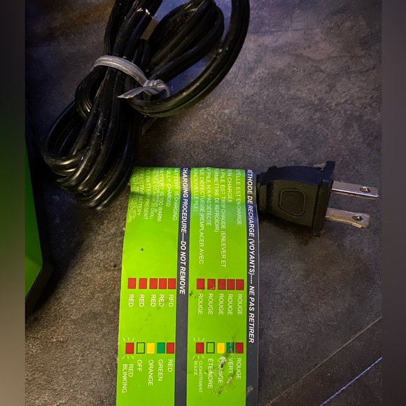 Greenworks 40V Lithium-Ion Battery Charger (Genuine Greenworks Charger) - Picture 4 of 4